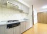 キッチン　壁向きのキッチンは家事に集中しやすく、空間を広く使えるメリットがあります。