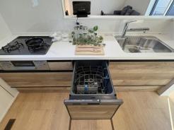 キッチン　IHコンロ、3口タイプのガスコンロで同時調理が可能です。時短＆節水に便利な食洗機付き