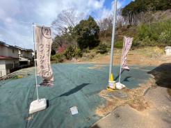 現地土地写真　緑に囲まれた陽当たりのよい現地です