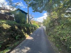 前面道路含む現地写真　南向き道路、日当たり良好です！