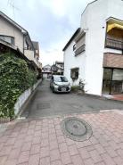 前面道路含む現地写真　建物脇の私道の様子です。