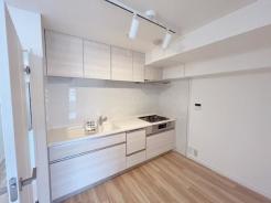 キッチン　ビルトイン食洗器も装備されたシステムキッチン。作業に集中しやすい壁付キッチンは天袋収納もあるので、すっきりと使えます。