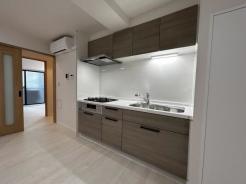 キッチン　壁向きのキッチンは家事に集中しやすく、空間を広く使えるメリットがあります。