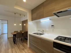 キッチン　壁向きのキッチンは家事に集中しやすく、空間を広く使えるメリットがあります。