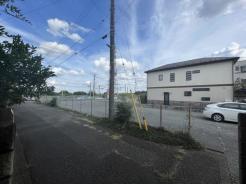 前面道路含む現地写真　現地道路の様子です。