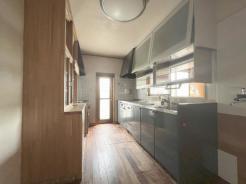 キッチン　ウォールダウン収納つきのキッチン。収納力たっぷりです！