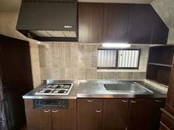 キッチン　キッチンは吊戸棚付き。