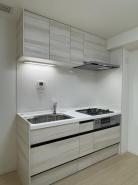 キッチン　壁向きのキッチンは家事に集中できます。