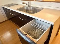 キッチン　家事をしながらコミュニケーションが取れる対面式キッチン。食洗機付きで家事の時短につながります。