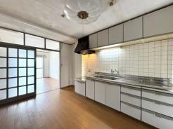 キッチン　すりガラスから明るい光が差し込みます。