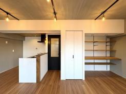 リビング　ワークスペースのある明るいリビング