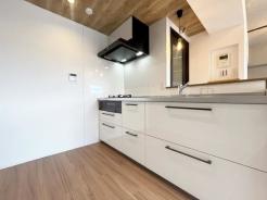 キッチン　収納力のあるシステムキッチン