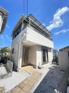 外観　日当たり良好な現地建物の様子です。