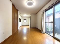 リビング　吐き出し窓からたっぷりと光が入ります。LDK16.5帖です。