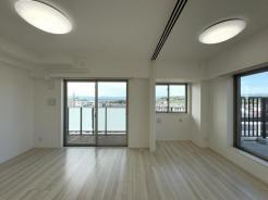 リビング　隣室と合わせて広くお使いいただけるリビング。窓からたっぷりと光が入ります。