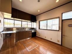 キッチン　壁向きのキッチンですが窓が多く開放的です。