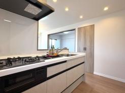 キッチン　家族みんなで使いやすいシステムキッチン。