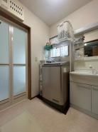 洗面台・洗面所　収納豊富な洗面台。三面鏡の裏にも収納できます。洗濯機スペースもしっかり確保されています。