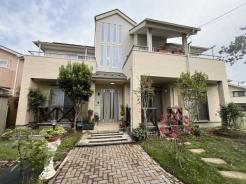 外観　ゆったりとした敷地に建つおしゃれな邸宅。