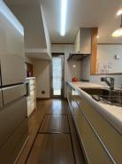 キッチン　家事をしながらコミュニケーションが取れる対面式キッチン。勝手口、床下収納付きです。