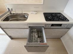 キッチン　3口タイプのガスコンロで同時調理が可能です。時短＆節水に便利な食洗器付き