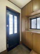 玄関　たっぷりと収納できるシューズボックスを備えた玄関内。