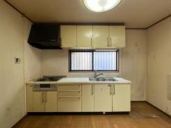 キッチン　壁向きのキッチンは空間を広く使うことができます。