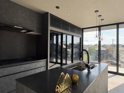 キッチン　キッチン収納つきのキッチン。引き出しや戸棚があるため、色々と片付きます