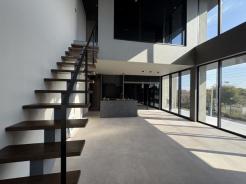 リビング　光や風通しを良くし、空間を大きく見せるスケルトン階段のあるリビング