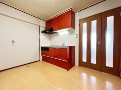 洗面台・洗面所　約6.2帖ダイニングキッチン。洗濯機スペースも確保されています。