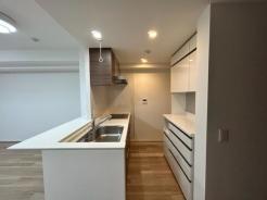 キッチン　対面式のキッチン。豊富な収納スペースでスッキリ使用できます。