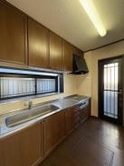 キッチン　勝手口があるので買い物した物を直接運び込むことができます。