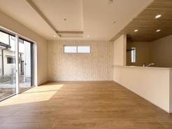 リビング　木目が彩る癒しの空間。南向きで日当り良好です。