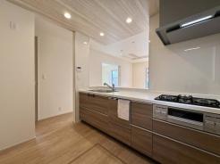 キッチン　作業スペースが広く、収納豊富で使いやすいキッチンです。