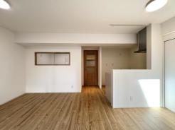 リビング　木目と白のコントラストが温かみを感じさせます。