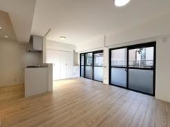 収納　大容量のリビングクローゼットで生活感の出にくい室内になります。