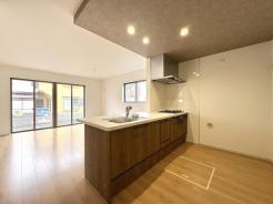 キッチン　家事をしながらコミュニケーションが取れる対面式キッチン。