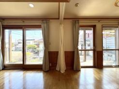 リビング　南向きで日当り良好です。