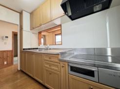 キッチン　家事をしながらコミュニケーションが取れる対面式キッチン。IHクッキングヒーターです。