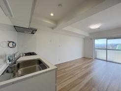 キッチン　壁向きのキッチンは空間を広く使うことができます。