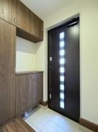 玄関　たっぷりと収納できるシューズボックスを備えた玄関内。