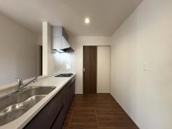 キッチン　配膳や後片付けが効率よくおこなえる対面キッチン。床下収納付きです。