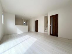 リビング　キッチンまで一つにつながる開放感。16.75帖です。