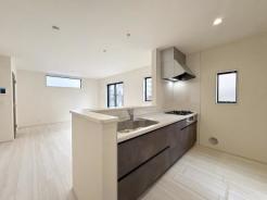 キッチン　家事をしながらコミュニケーションが取れる対面式キッチン。