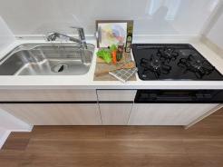 キッチン　壁向きのキッチンは空間を広く使うことができます。