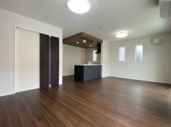 リビング　キッチンまで一つにつながる開放感。17帖です。