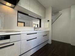 キッチン　収納豊富なシステムキッチン。