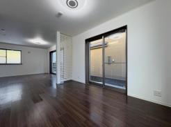 リビング　南側が掃き出し窓なので明るい光が差し込みます。