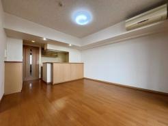 リビング　キッチンまで一つにつながる開放感。10.7帖です。