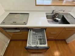 キッチン　3口タイプのガスコンロで同時調理が可能です。時短＆節水に便利な食洗器付き